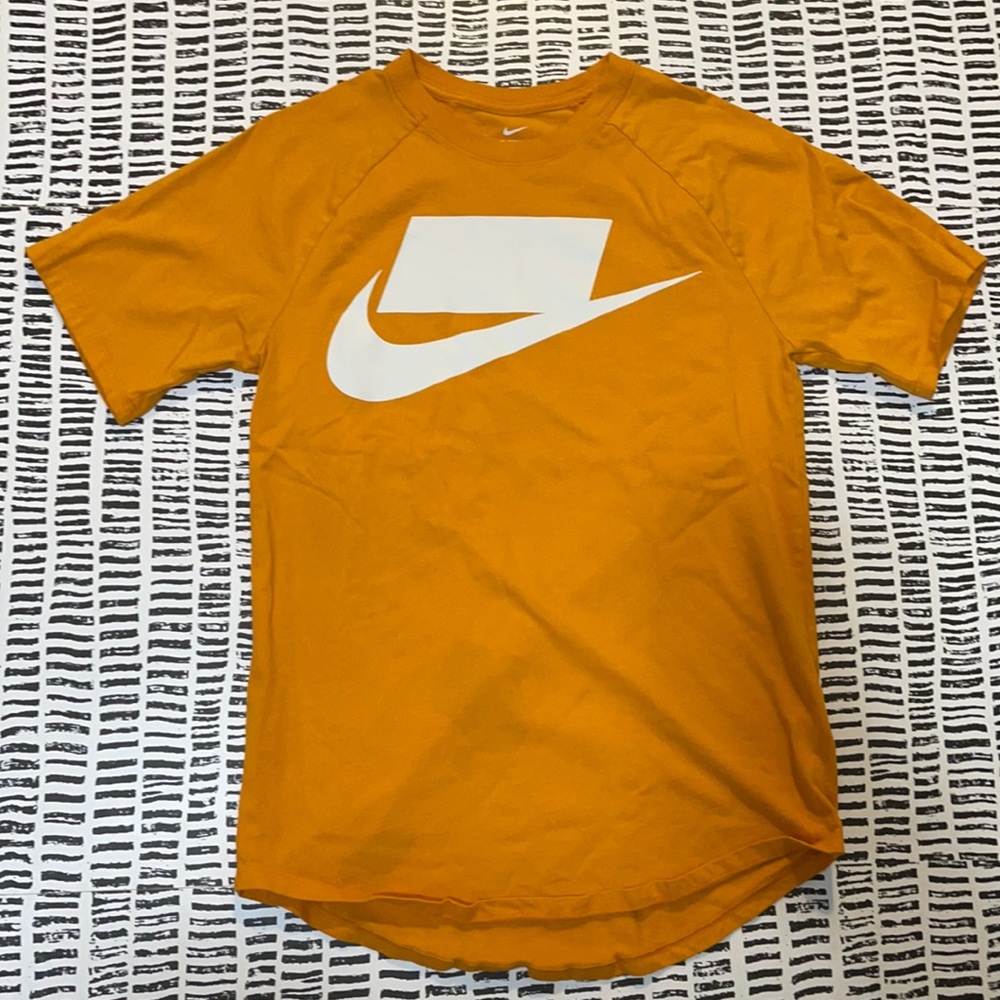 Scoop hem nike shirt